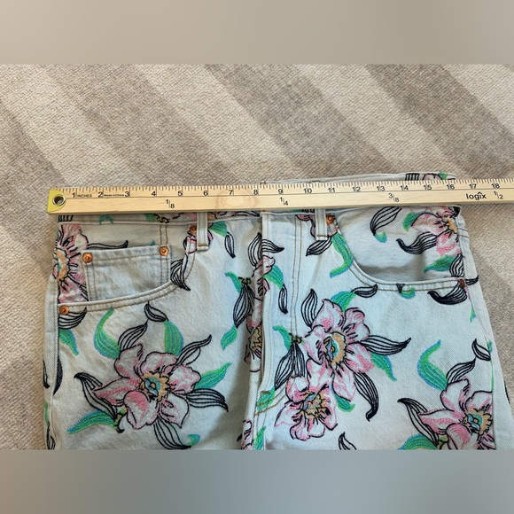 Levi’s Women’s 501 Hella Bloom Floral Embroidered High Rise Shorts (Size 30) - Picture 9 of 10